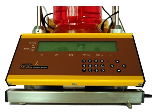 LAMBDA MINIFOR CHEMOSTAT: the weighing module (art.n° 800800) is simply placed under the bioreactor.